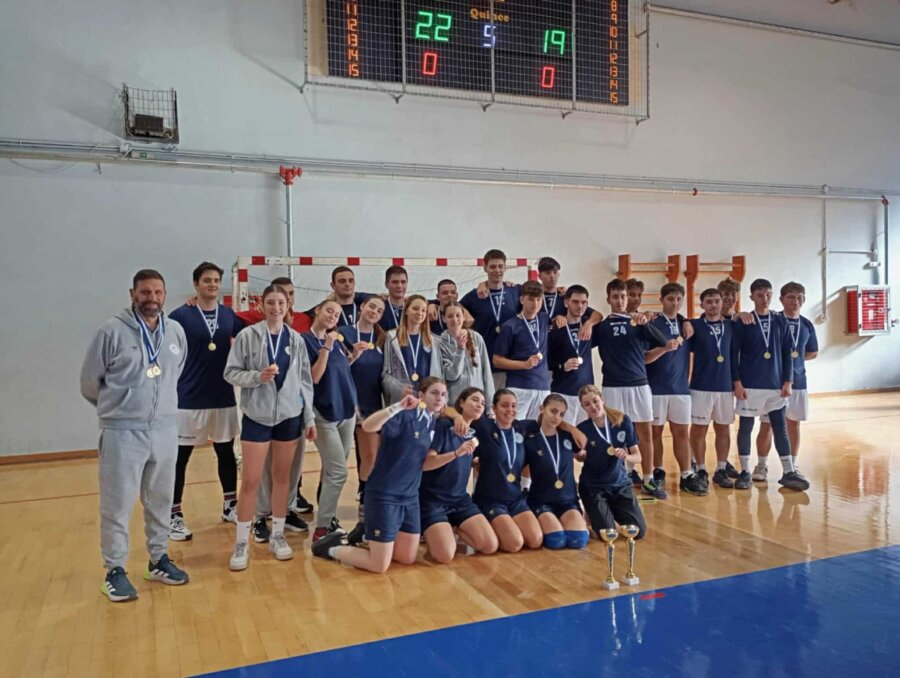 Κύπελλο για τις λυκειακές ομάδες χάντμπολ των εκπαιδευτηρίων Μ.Ν. Ράπτου
