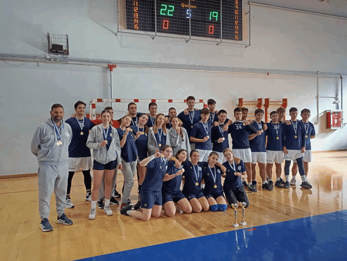 Κύπελλο για τις λυκειακές ομάδες χάντμπολ των εκπαιδευτηρίων Μ.Ν. Ράπτου