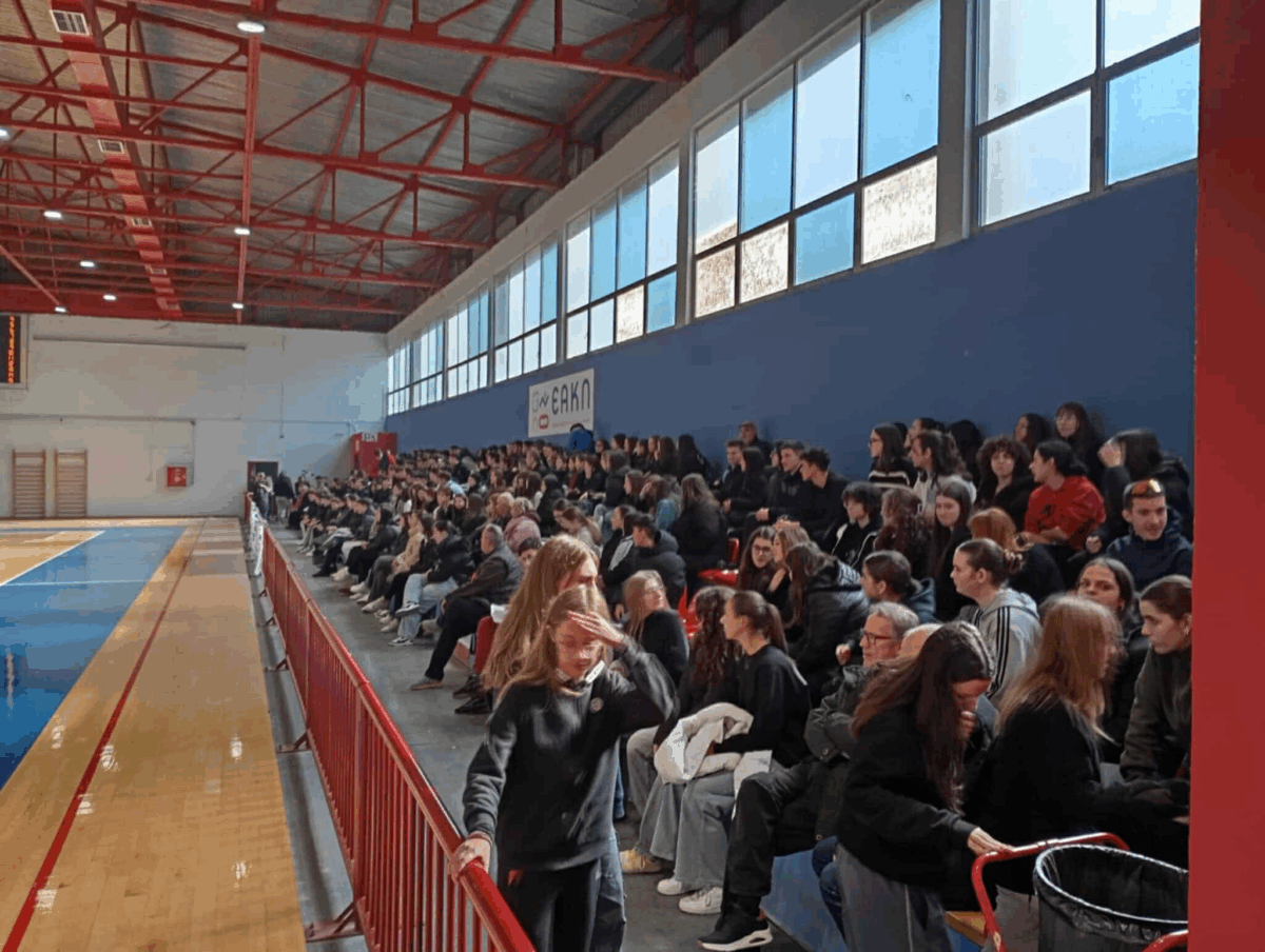 Κύπελλο για τις λυκειακές ομάδες χάντμπολ των εκπαιδευτηρίων Μ.Ν. Ράπτου